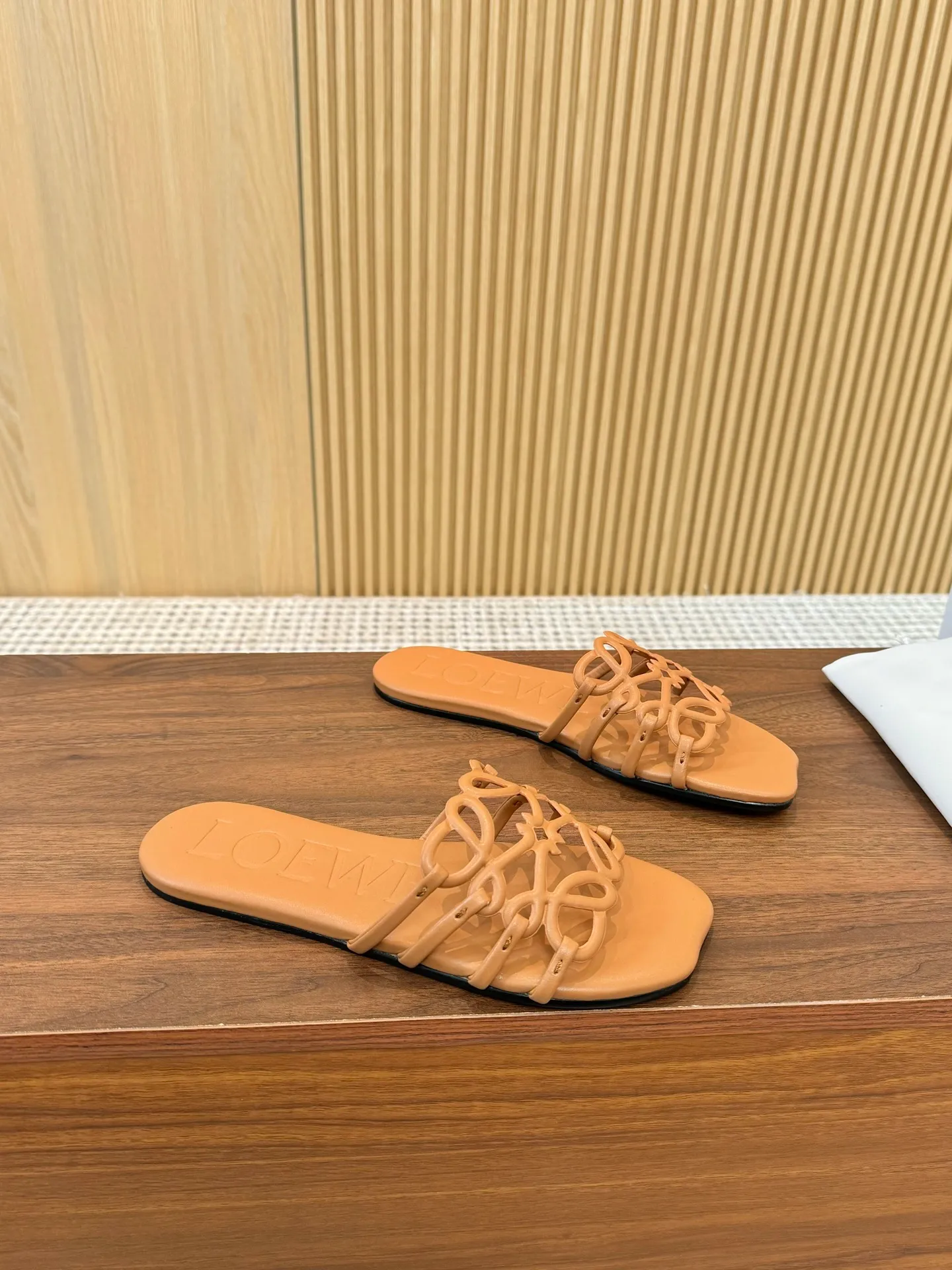 👟👟Ex-factory price 400👟👟 The latest 2025 LOEWE, summer limited edition hollow slippers, they are so beautiful on your feet! ! ! Highly recommended, a super lazy drag, the same style worn by celebrity bloggers! Fabric: Imported sheepskin (black, white, apricot, red, pink, five colors) Lining: Imported sheepskin Outsole: Genuine leather injection dyed bottom Number: 35-42